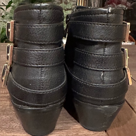 Aldo Black Vegan Leather Ankle Booties 3 Buckle Straps & Gold Hardware  Sz 8 - Picture 6 of 11